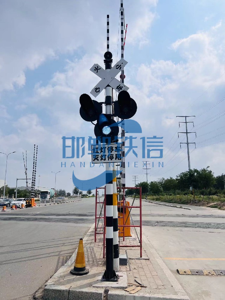 銀川40米大道口改造完成,鐵標(biāo)鋁合金DK.3無(wú)線(xiàn)傳輸信號(hào)機(jī),12臺(tái)欄木機(jī)聯(lián)動(dòng)控制